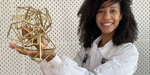 Caroline Gueye, artiste et physicienne, au Pavillon du Sénégal à la 61ᵉ Biennale de Venise.