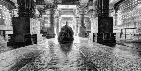 CONTEMPLATION : MATTHIEU RICARD ET SIMÓN VÉLEZ PRÉSENTENT UN ÉVÈNEMENT INÉDIT À ARLES